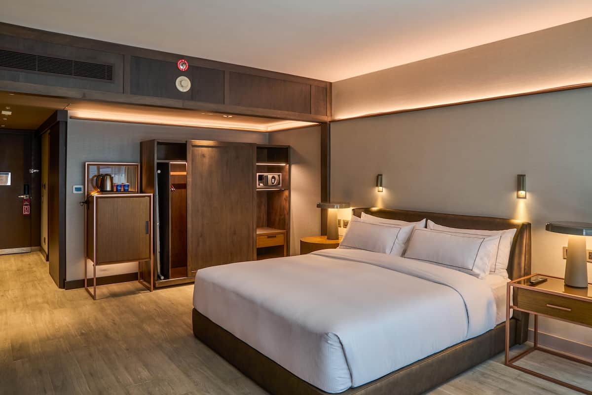 Deluxe-Zimmer, 1Â King-Bett, barrierefrei | Hochwertige Bettwaren, Daunenbettdecken, Pillowtop-Betten, Zimmersafe