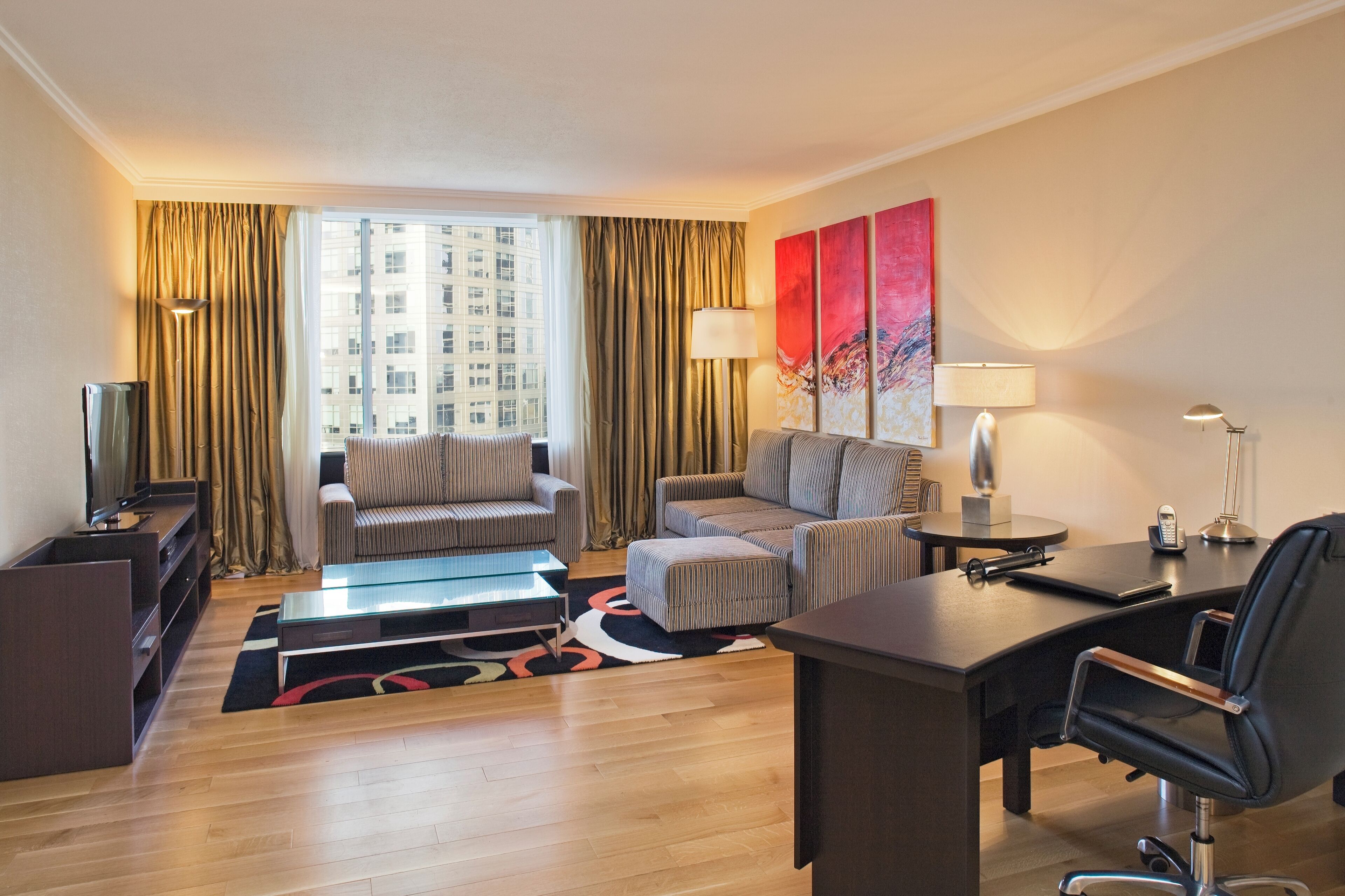 Suíte executiva, 1 quarto | Área de estar | TV LCD 32 polegadas com canais a cabo, TV