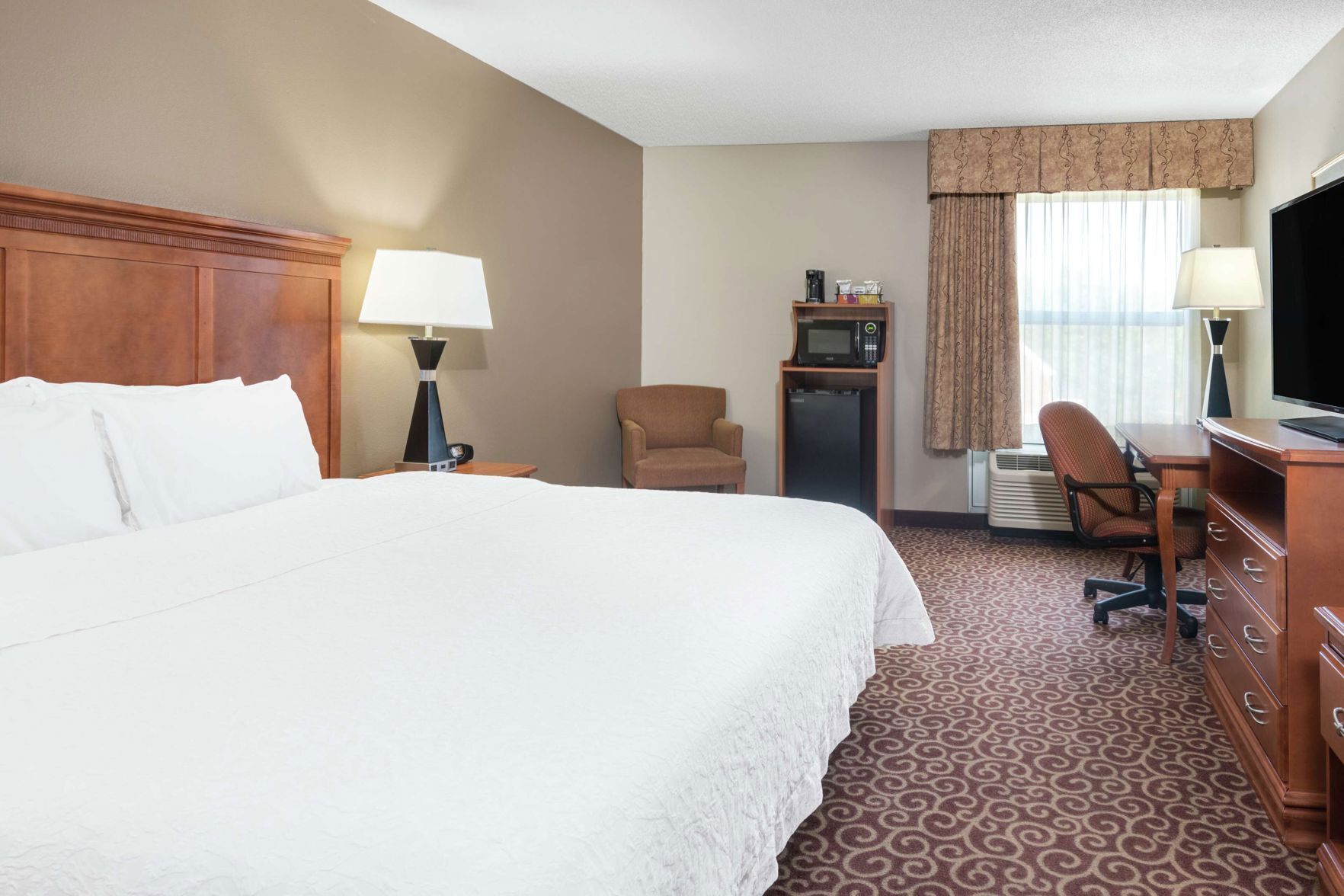 Premium bedding, in-room safe, desk, laptop workspace