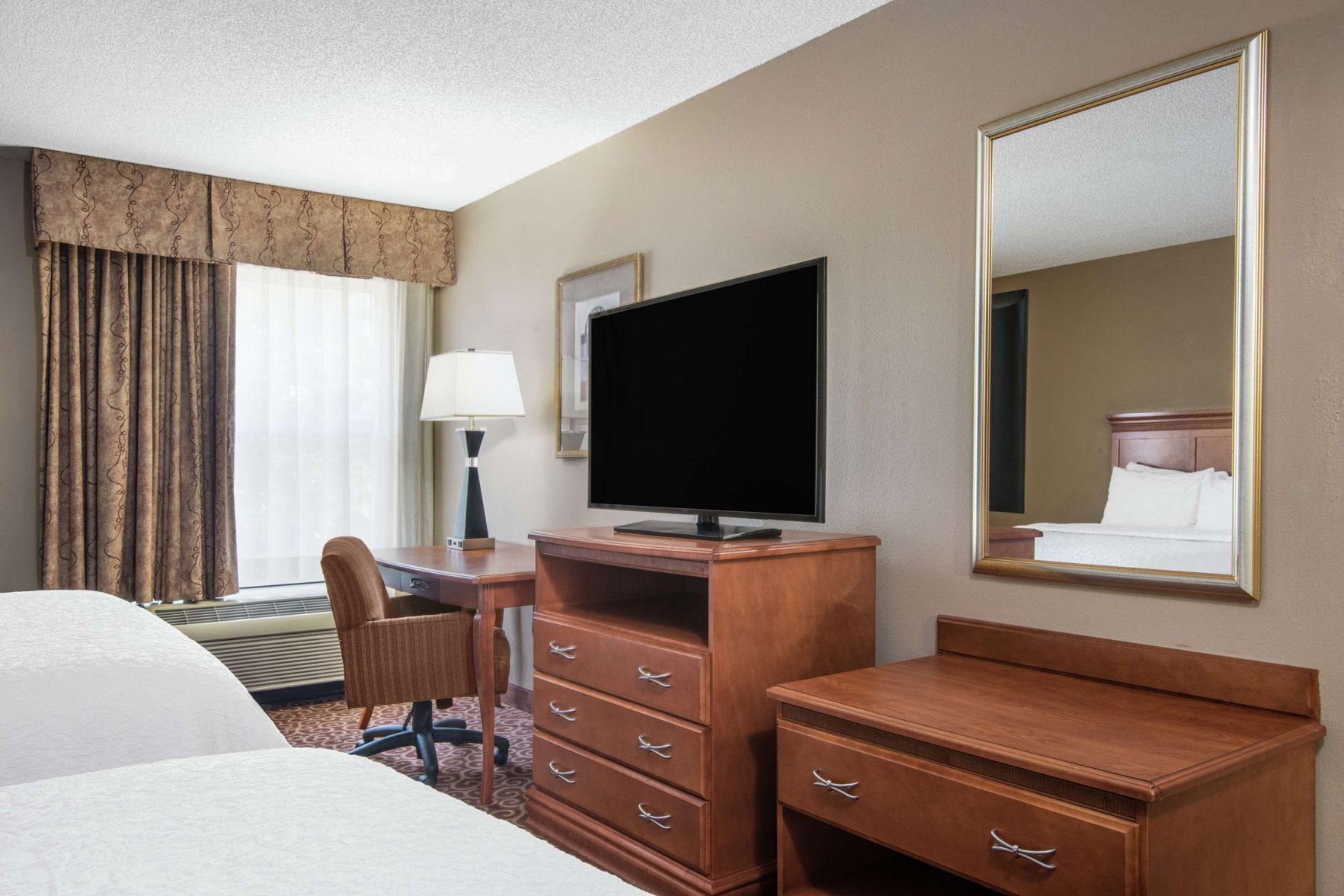 Premium bedding, in-room safe, desk, laptop workspace
