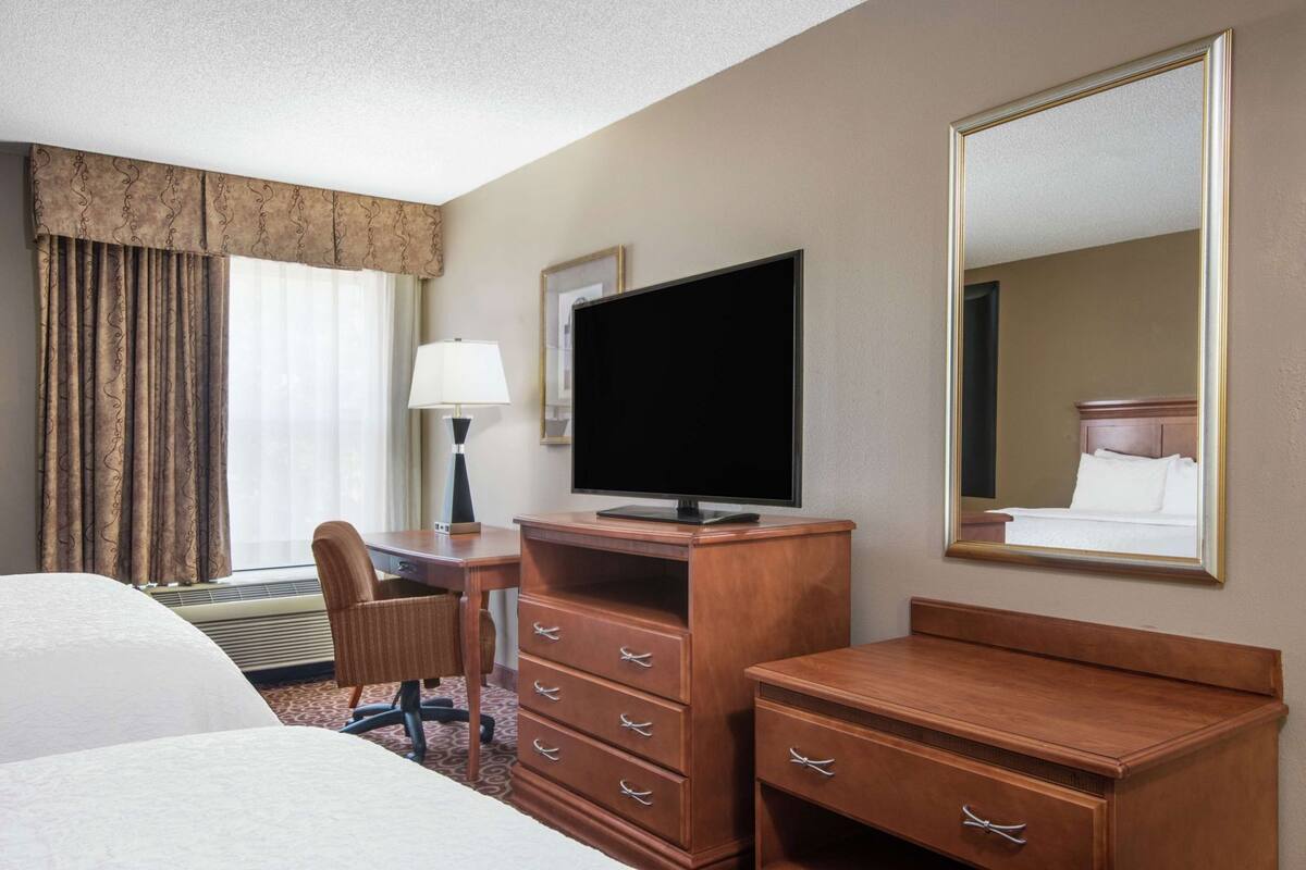 Premium bedding, in-room safe, desk, laptop workspace