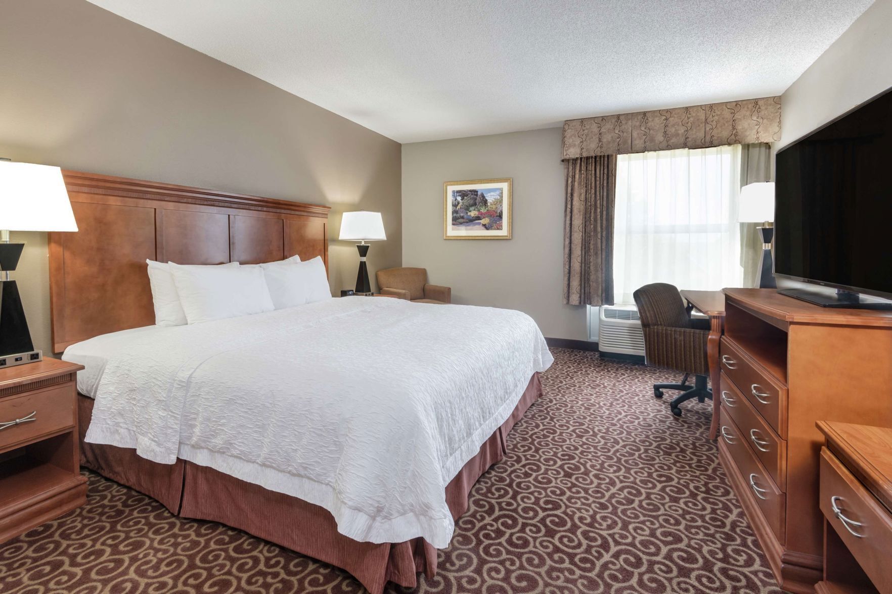 Premium bedding, in-room safe, desk, laptop workspace