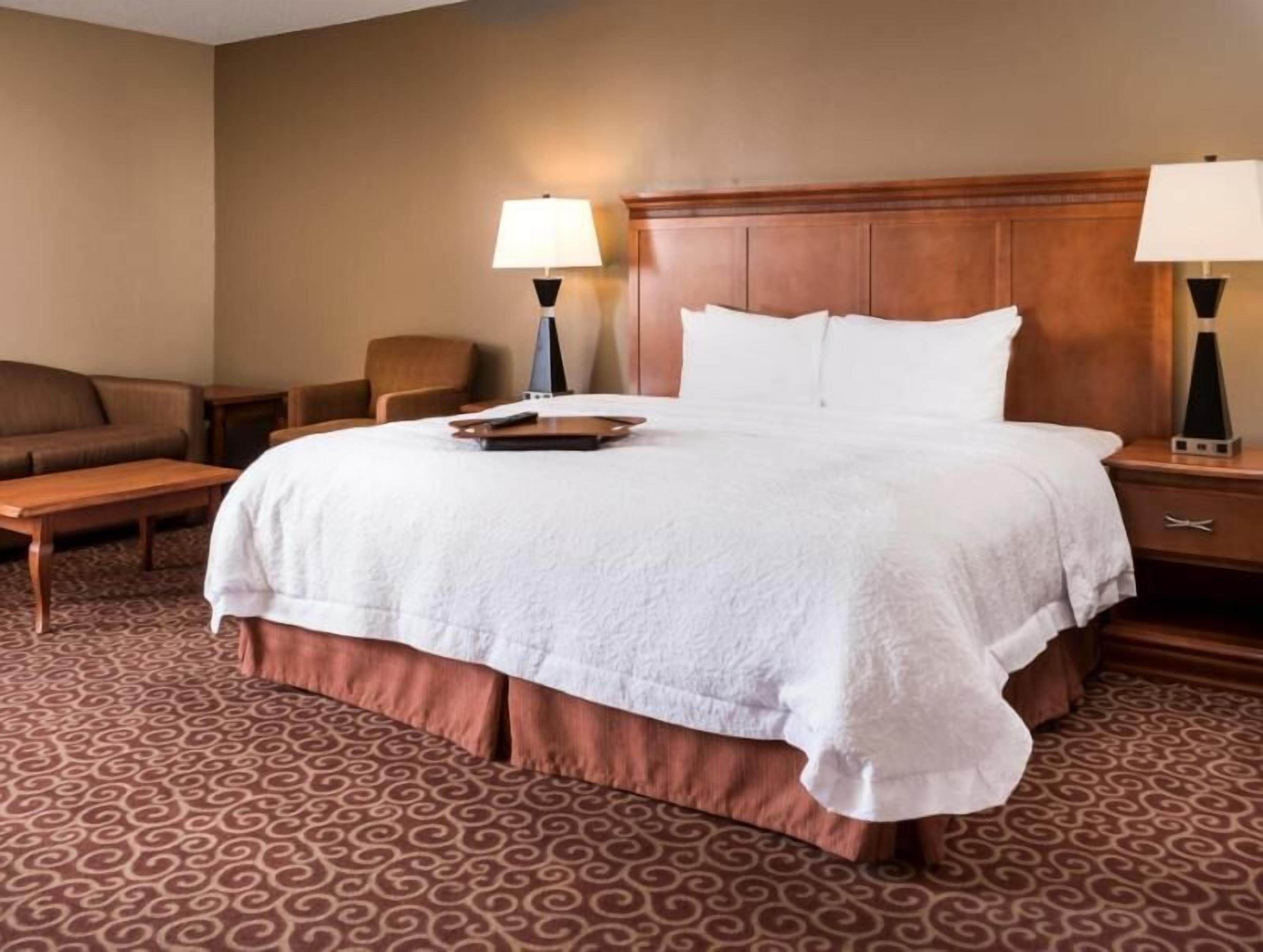 Premium bedding, in-room safe, desk, laptop workspace