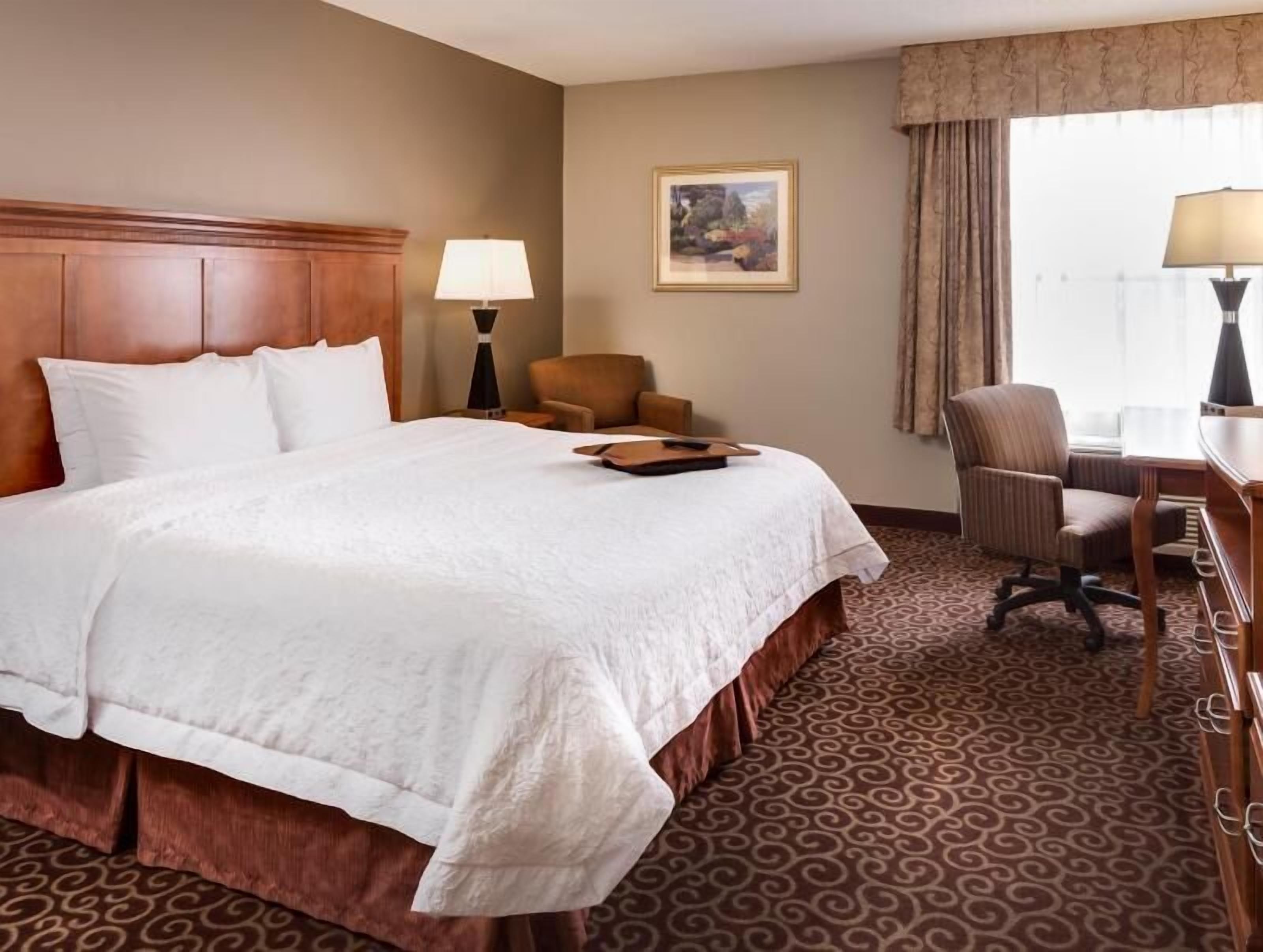 Premium bedding, in-room safe, desk, laptop workspace