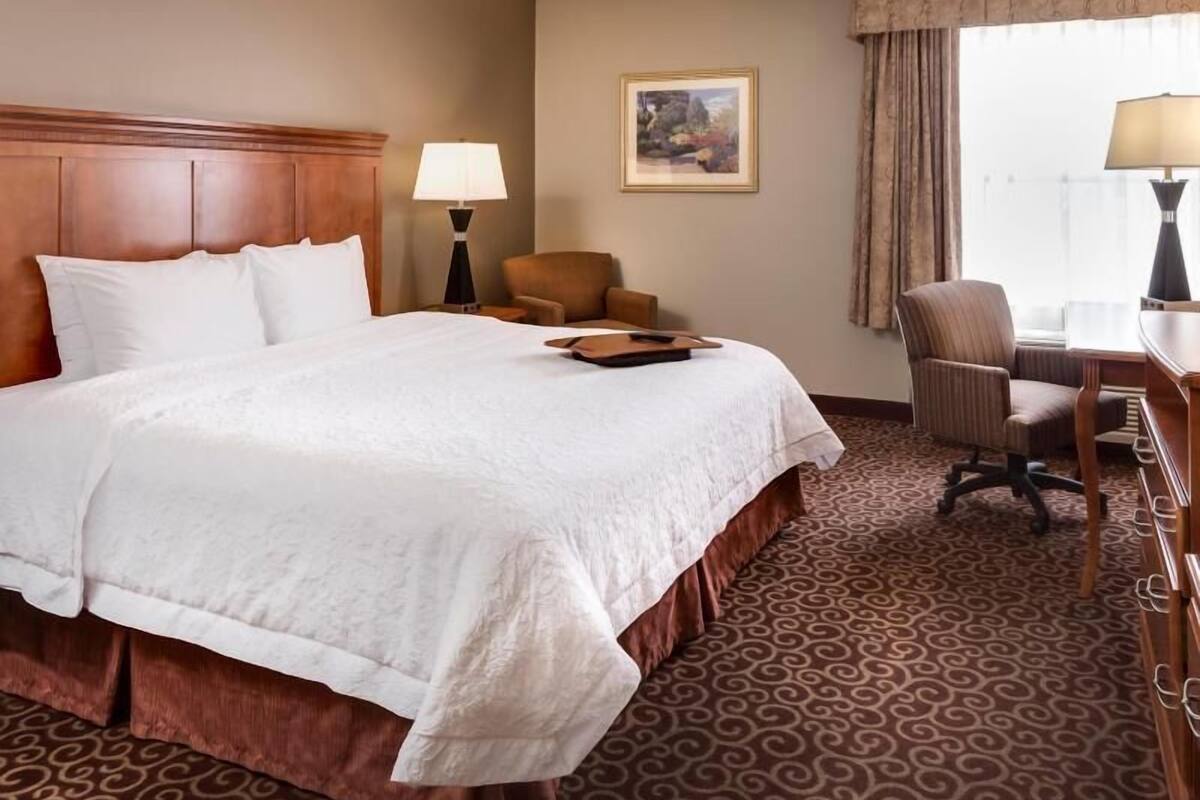 Premium bedding, in-room safe, desk, laptop workspace