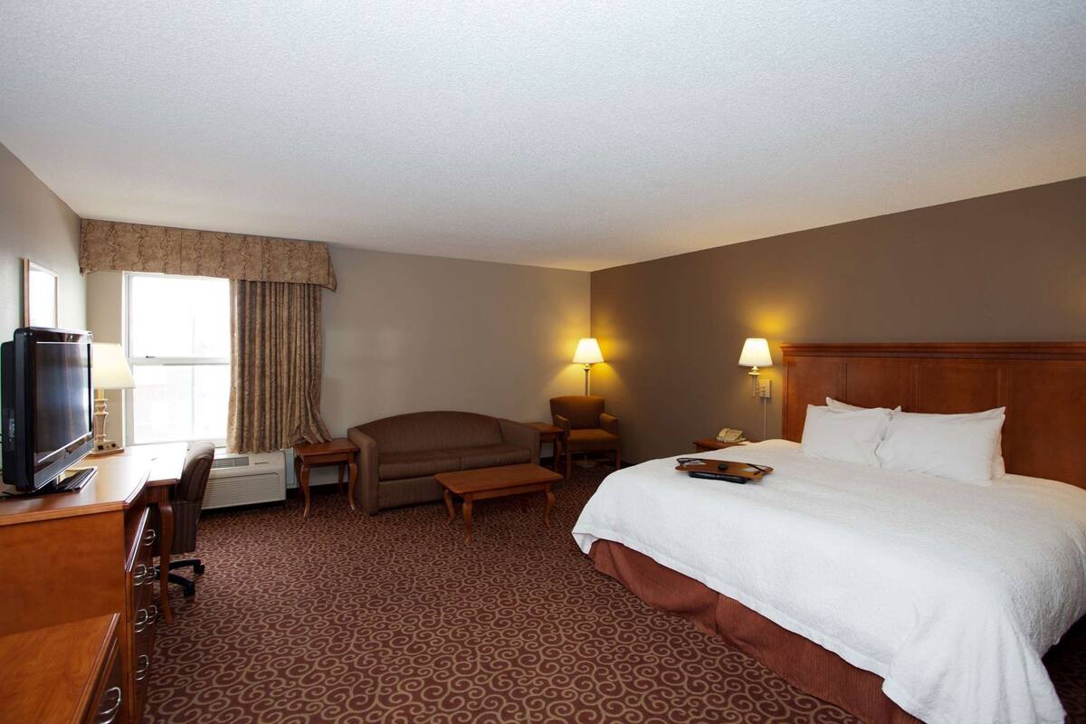 Premium bedding, in-room safe, desk, laptop workspace