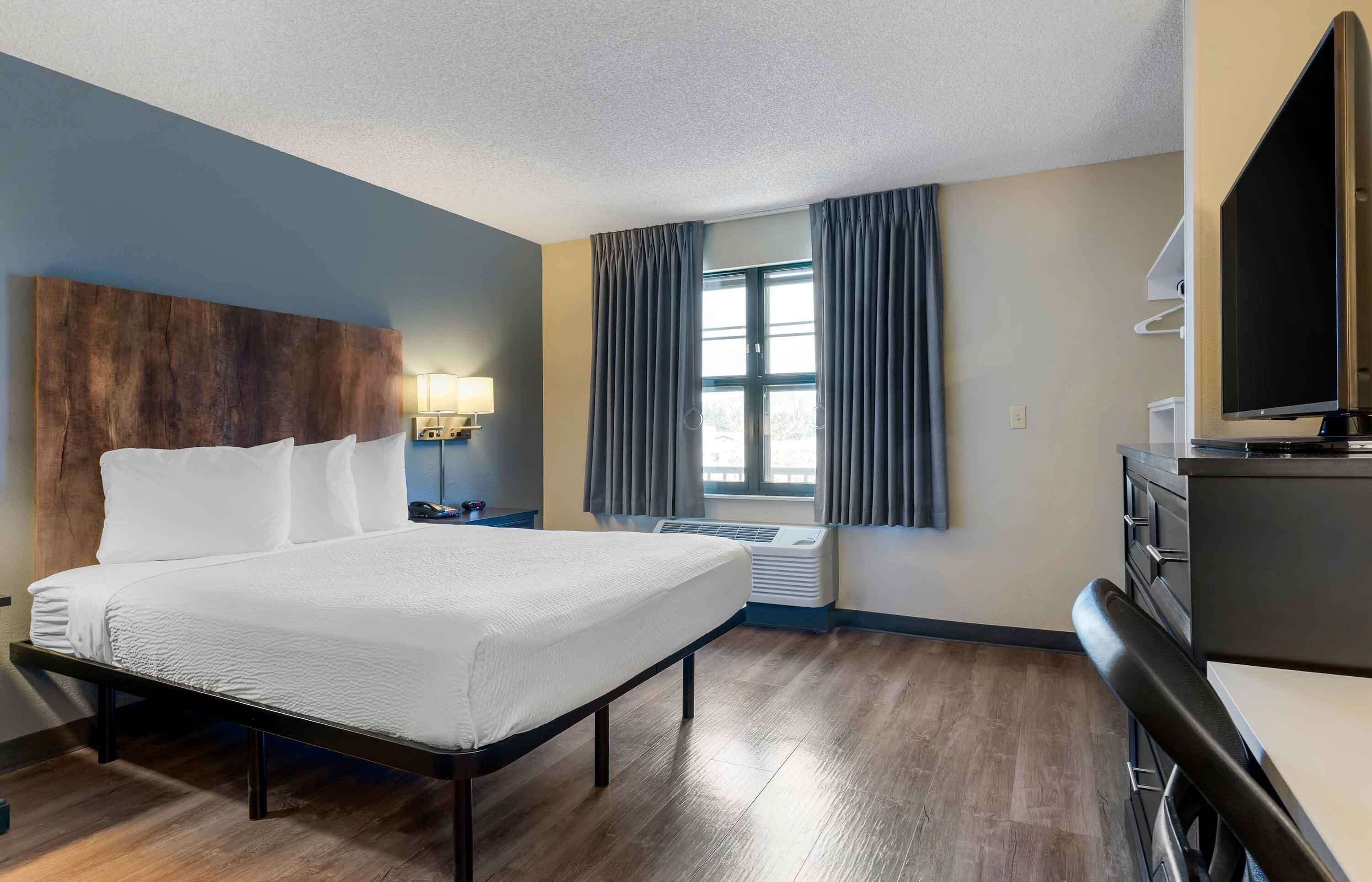 Studio, 1 Queen Bed, Accessible, Non Smoking | Desk, laptop workspace, iron/ironing board, free WiFi