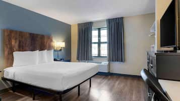 Studio, 1 Queen Bed, Accessible, Non Smoking | Desk, laptop workspace, iron/ironing board, free WiFi