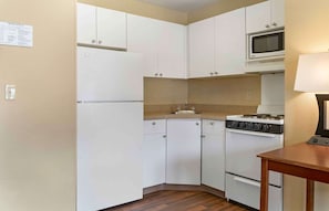Private kitchen - Extended Stay America Suites Detroit Novi Orchard Hill Place (Novi)