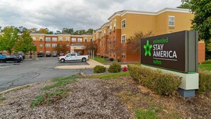 Un hôtel avec une enseigne indiquant « Extended Stay America Suites ».