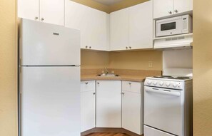 Studio Deluxe, 1 grand lit et 1 canapé-lit, non-fumeur | Cuisine privée | Réfrigérateur, four à micro-ondes, surface de cuisson, cafetière-théière