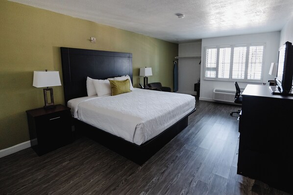 Deluxe Room, 1 King Bed, Non Smoking, Refrigerator & Microwave | Caja de seguridad en la habitación y tabla de planchar con plancha 