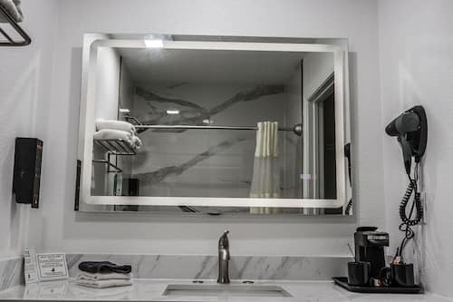 Deluxe 2 Queen with sofa sleeper | Bathroom