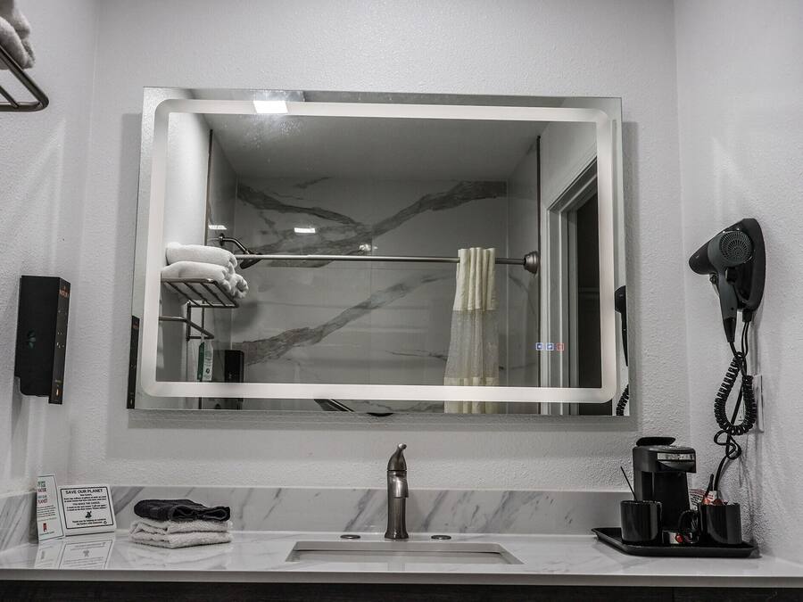 Deluxe 2 Queen with sofa sleeper | Bathroom | Combined shower/tub, free toiletries, hair dryer, towels