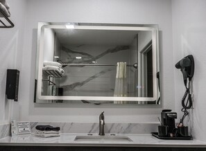 Deluxe 2 Queen with sofa sleeper | Baño | Tina con regadera, amenidades de baño gratuitas, secadora de cabello 