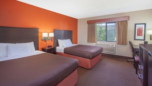 Une chambre d’hôtel avec deux lits, un bureau, une chaise, une fenêtre avec des rideaux et un tableau encadré au mur.