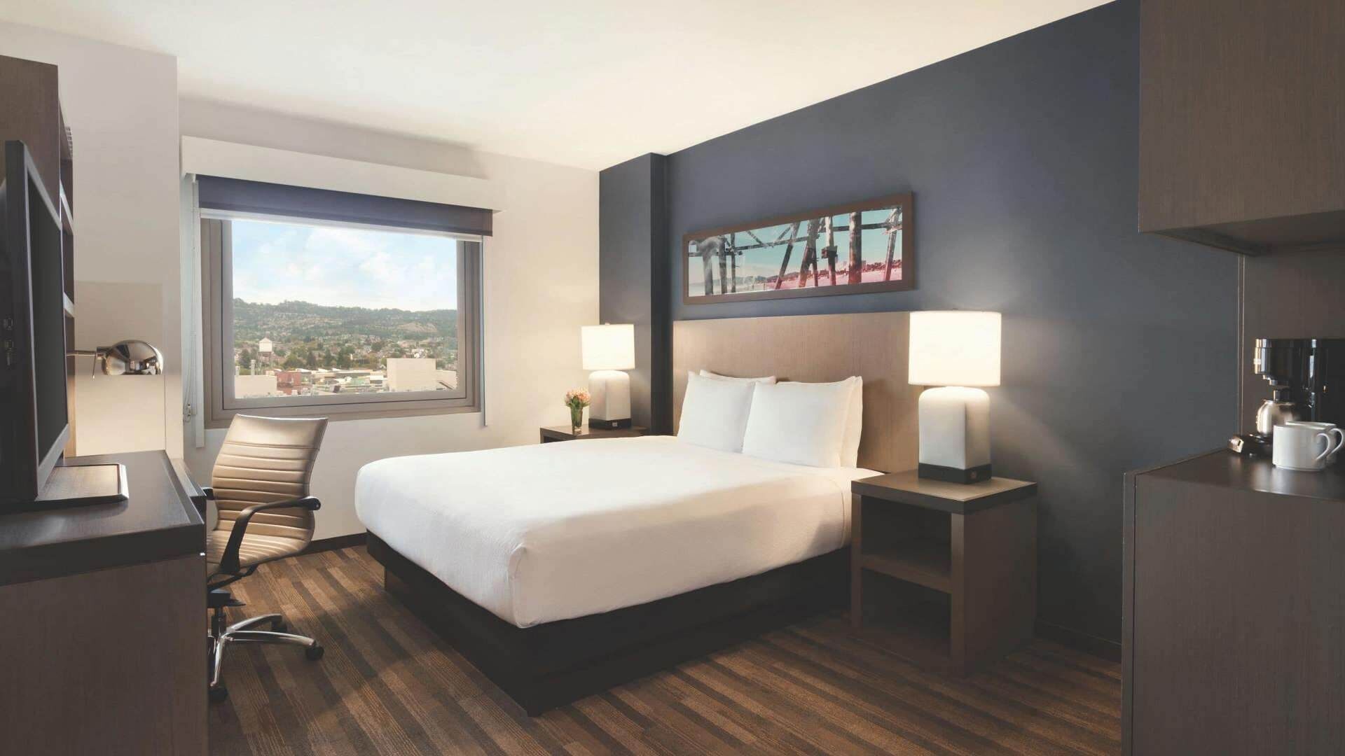 Cofres nos quartos, escrivaninha, cortinas blackout