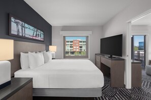 Suite, 1 kingsize bed met slaapbank, keuken | Een kluis op de kamer, een bureau, verduisterende gordijnen