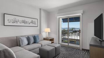 Safe på rommet, skrivebord, blendingsgardiner og strykejern/-brett