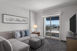 Caja de seguridad en la habitación, escritorio y cortinas blackout