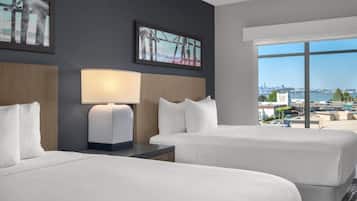 Suite, 2 camas de matrimonio, vistas a la bahía | Caja fuerte, escritorio, cortinas opacas y tabla de planchar con plancha