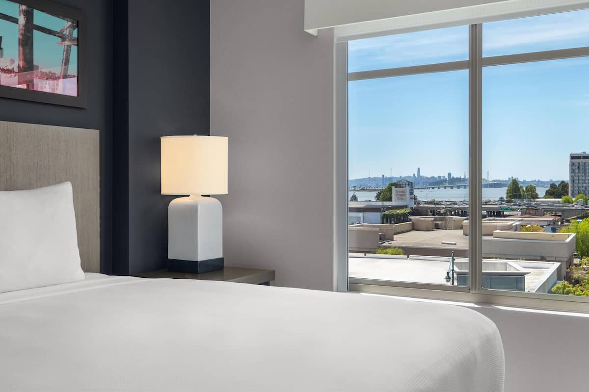 Suite, 1 letto king con divano letto, vista baia | Una cassaforte in camera, una scrivania, tende oscuranti