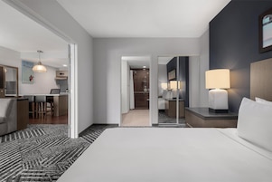 Caja de seguridad en la habitación, escritorio y cortinas blackout