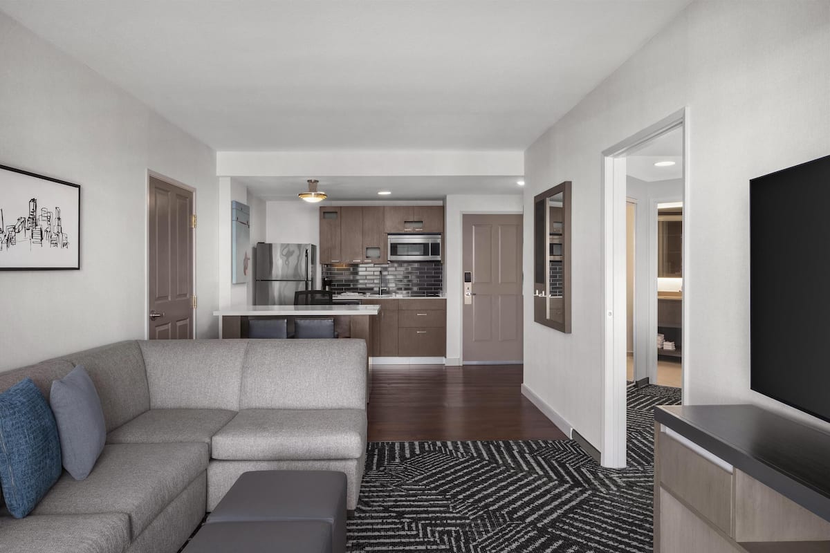 Suite, letti multipli, cucina | Una cassaforte in camera, una scrivania, tende oscuranti
