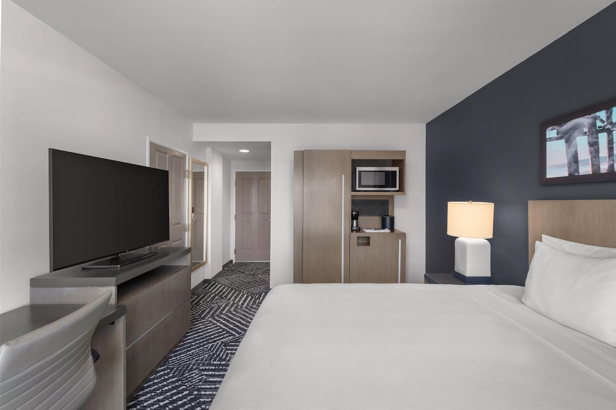 Guest Room, 1 King Bed | In-room safe, desk, blackout curtains, iron/ironing board
