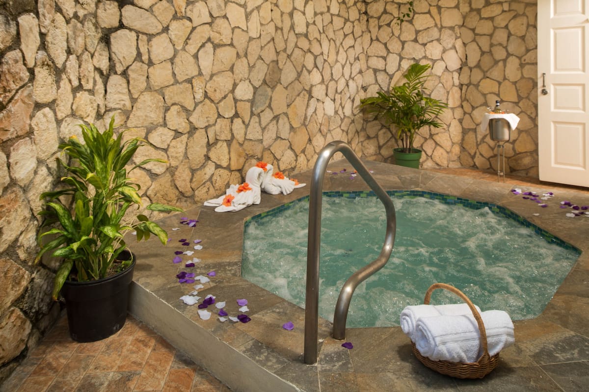 Brankas, didekorasi berbeda-beda, dan tirai kedap cahaya