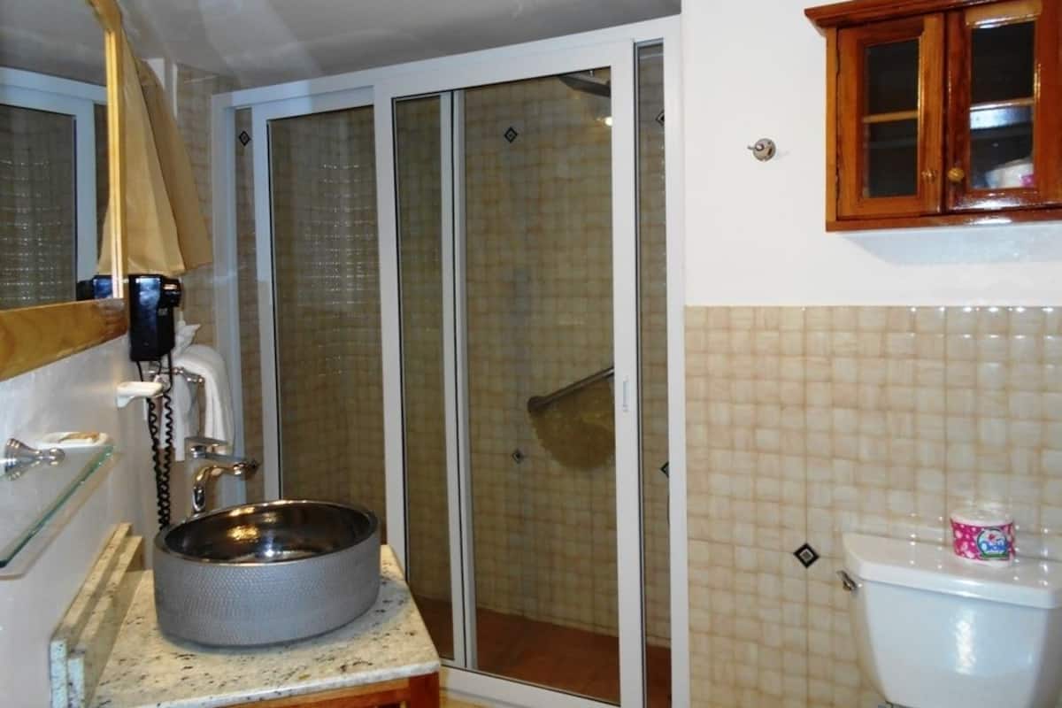 Vila, 2 kamar tidur | Kamar mandi | Kombinasi shower/bathtub, bathtub besar, dan perlengkapan mandi gratis