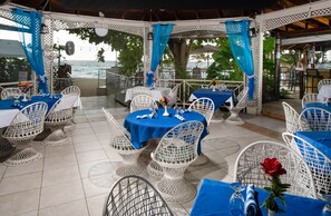 Frokost serveres, lokale og internasjonale retter, utsikt mot stranden 