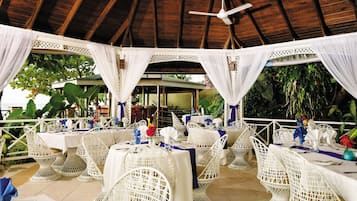 Se sirven desayunos, almuerzos y cenas; con vista a la playa