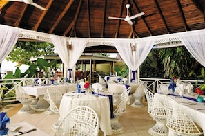 Se sirven desayunos, comidas y cenas con vista a la playa 