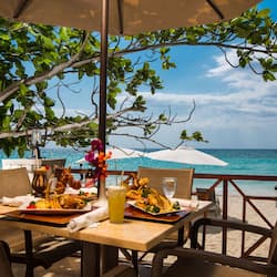 Aperto a colazione, pranzo e cena, con vista sulla spiaggia