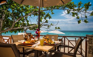 Frokost serveres, lokale og internasjonale retter, utsikt mot stranden 