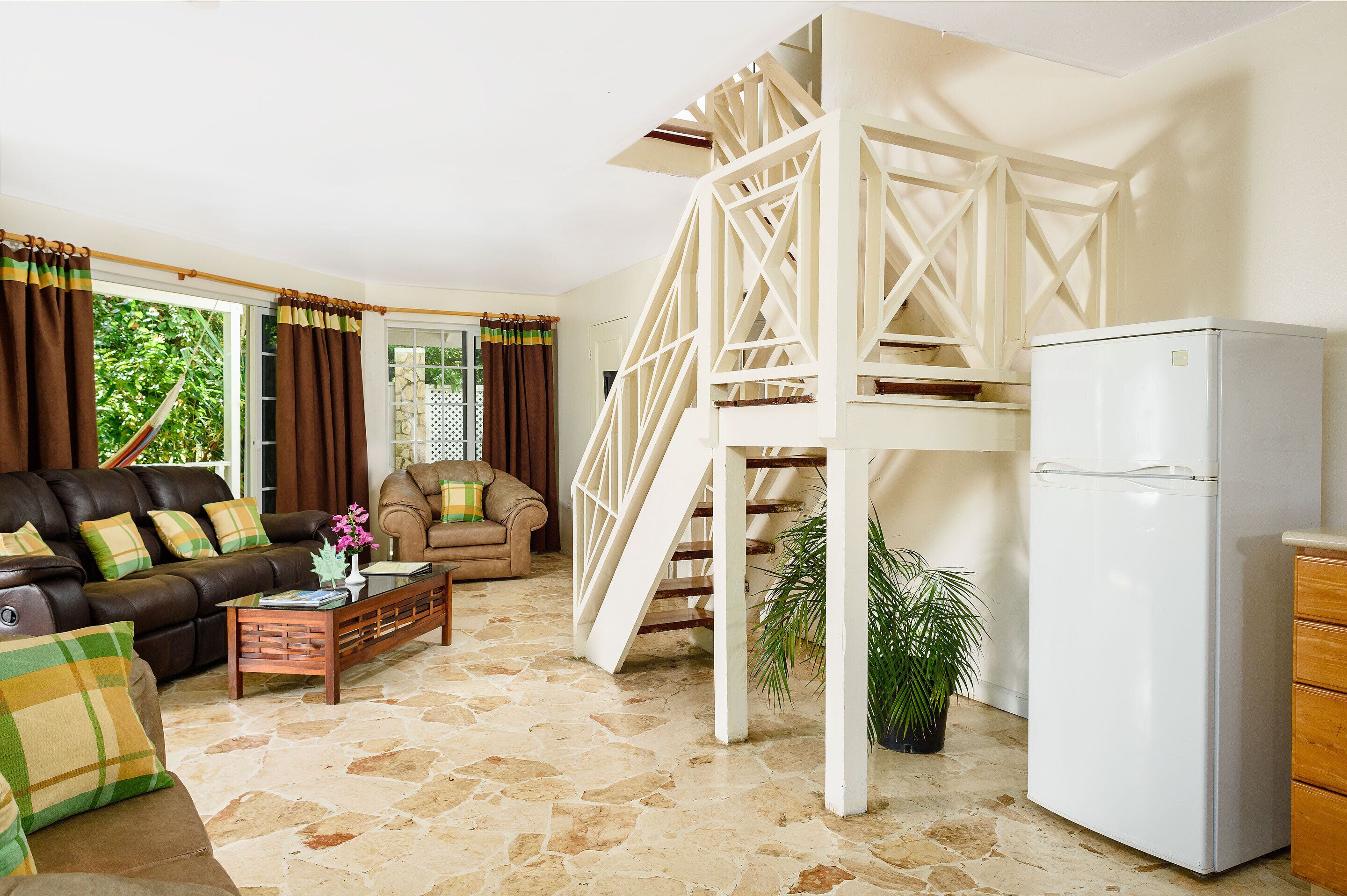 Villa, 2 habitaciones | Zona de estar | Televisión de pantalla plana de 32 pulgadas con canales por cable