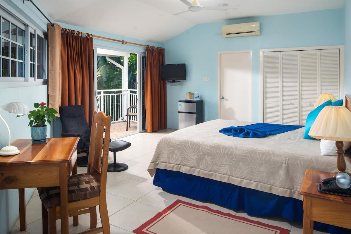 Kamar Standar, area taman (Across the street from the beach) | Brankas, didekorasi berbeda-beda, dan tirai kedap cahaya