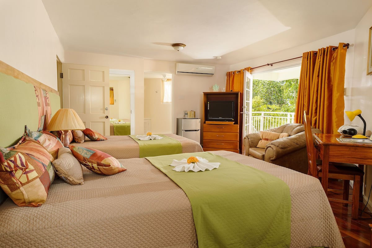 Brankas, didekorasi berbeda-beda, dan tirai kedap cahaya