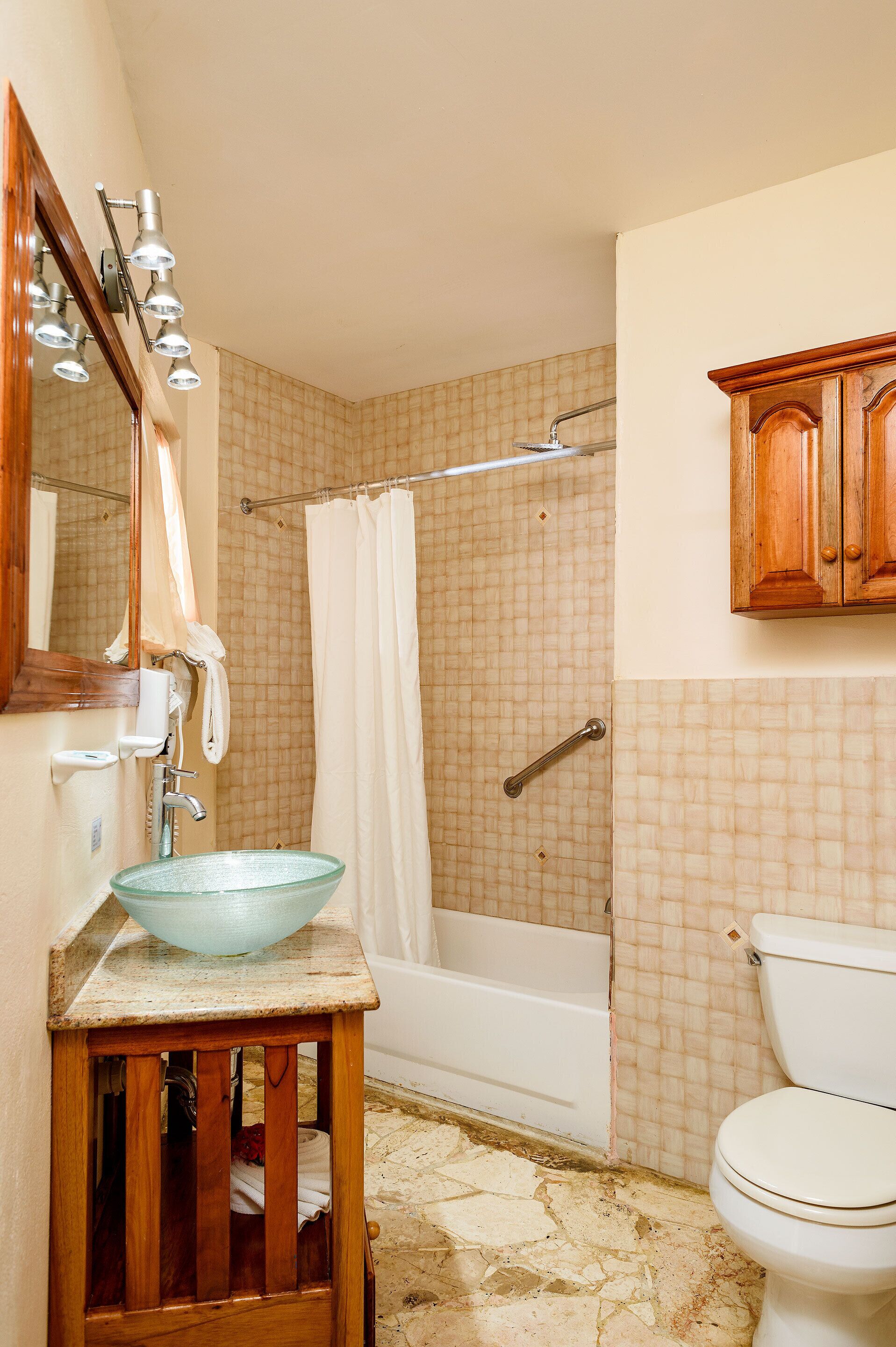 combined shower/bathtub, deep-soaking bathtub, free toiletries, towels