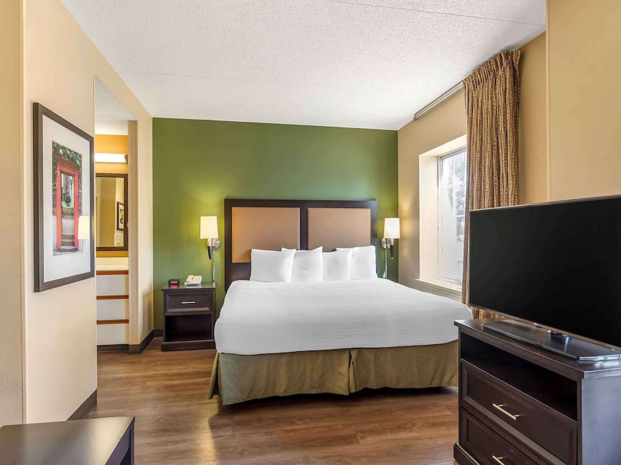 Deluxe Studio, 1 King Bed with Sofa bed, Non Smoking | Desk, iron/ironing board, free WiFi, bed sheets