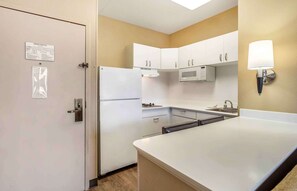 Deluxe Studio, 1 King Bed with Sofa bed, Non Smoking | Private kitchen | Fridge, microwave, stovetop - Extended Stay America Select Suites Chicago Vernon Hills Lin (Vernon Hills)