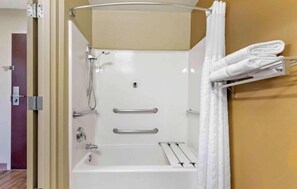 Duschwanne, kostenlose Toilettenartikel, Haartrockner, Handtücher