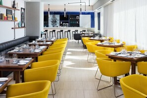 Daily full breakfast for a fee - Le Méridien Chicago - Oakbrook Center (Oak Brook)
