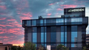 Moderni rakennus, jossa on lasijulkisivu ja kyltti, jossa lukee: ”LE MERIDIEN”.