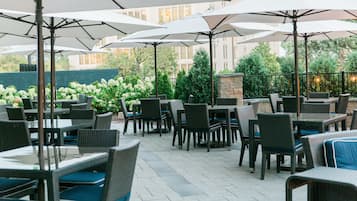 2 restauranter; serverer morgenmad, aftensmad og spanske retter