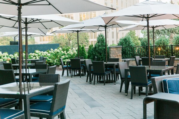 2 restaurants, breakfast, dinner served; Spanish cuisine 