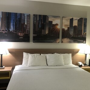 أسرّة بطبقة علوية مريحة وخزنة داخل الغرفة ومكتب ومكواة/لوح كي