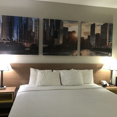 Days Inn & Suites by Wyndham Romeoville