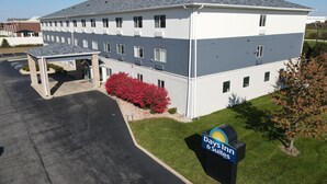 Edificio de Days Inn & Suites con techo plano, varias ventanas y un estacionamiento.